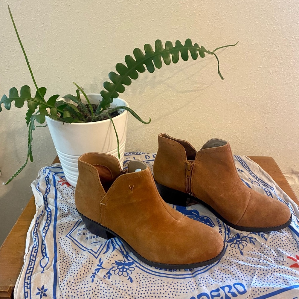 Perfect ankle booties to complete any outfit! - Picture 2 of 3